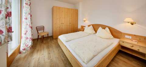 Ferienwohnung Meran − Zimmer mit Doppelbett & Balkon