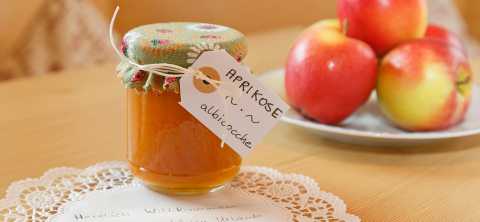 Willkommensgruß für unsere Gäste − frisches Obst und Marmelade